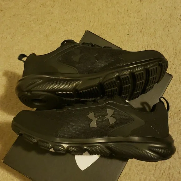 NWT UA Charged Assert 9 4E Sneakers